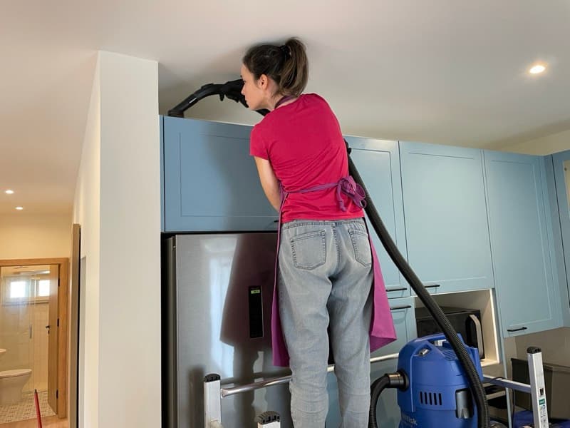 Profissional Está Limpo a realizar limpeza profunda de cozinha em Lisboa