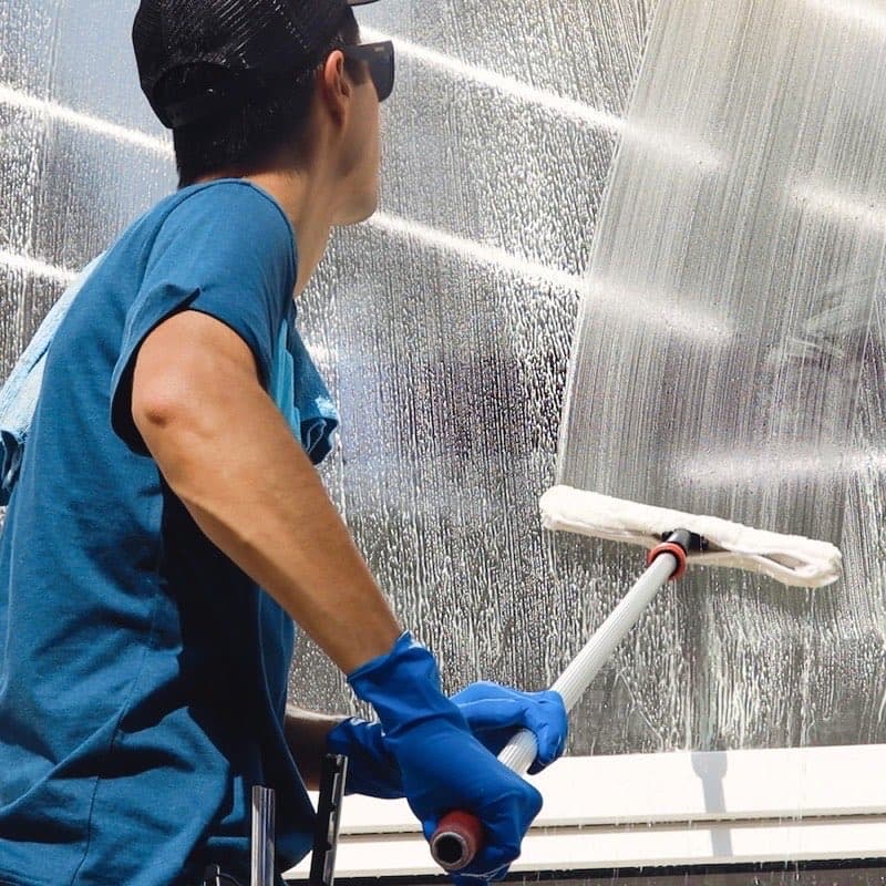 Limpeza profissional de montra de loja em Lisboa