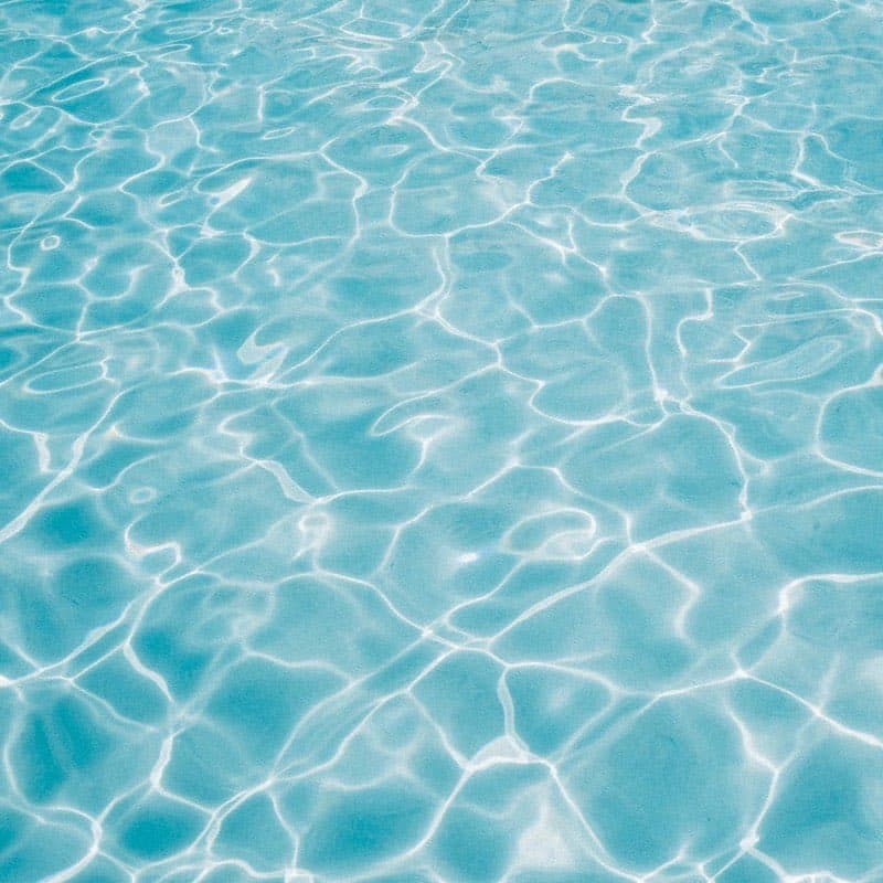 Água cristalina de piscina bem mantida