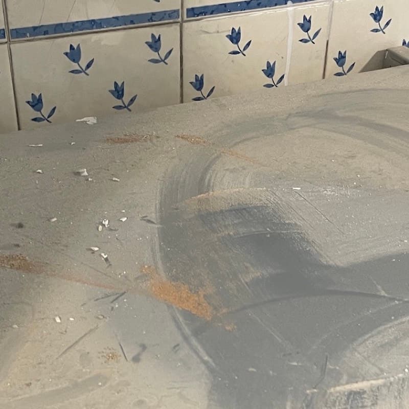 Pó de obras em casa de banho antes de limpeza pós-obras