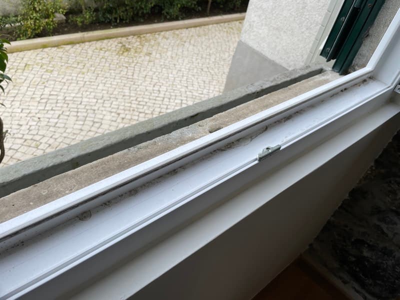 Caixilho de janela com pó de construção antes da limpeza