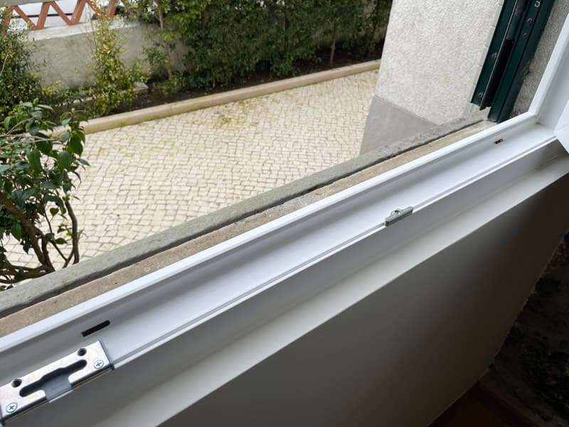 Caixilho limpo após limpeza pós-obras pela Está Limpo