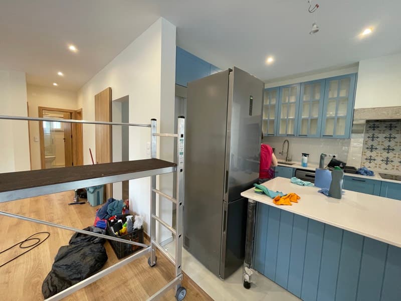 Equipa Está Limpo em limpeza pós-obras de cozinha renovada