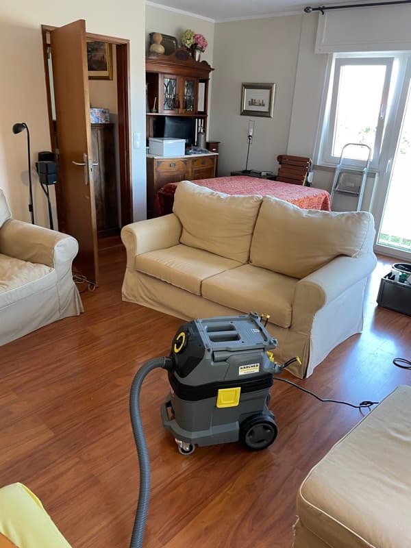 Equipamento profissional de limpeza Kärcher em apartamento após obras
