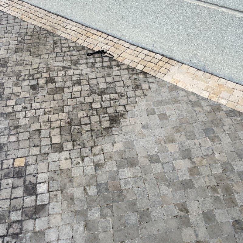 Pavimento em pedra com manchas e sujidade acumulada