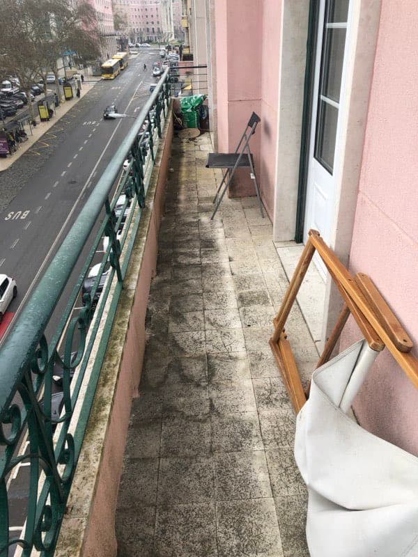 Terraço com musgo e sujidade nas paredes antes da limpeza