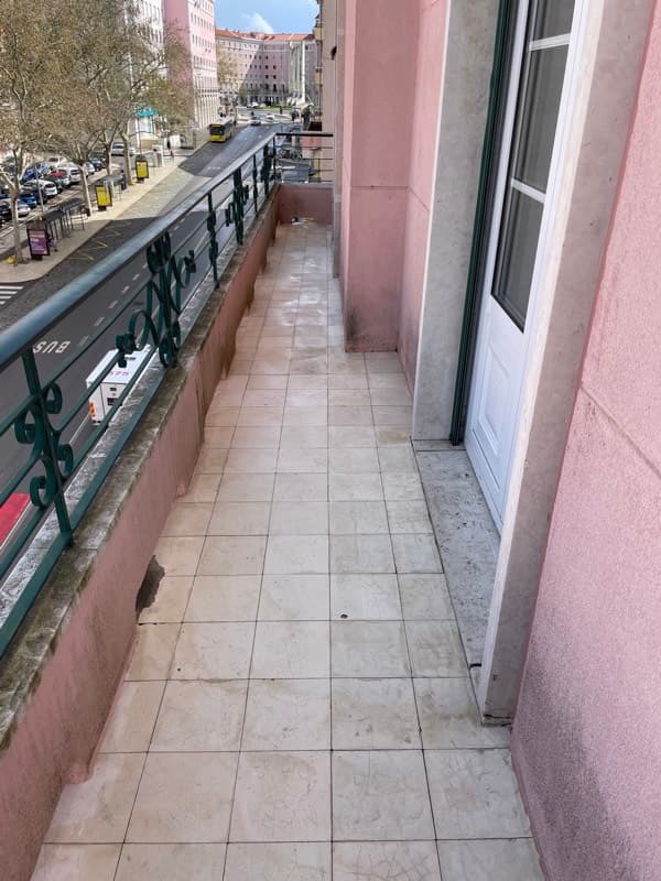 Terraço limpo após limpeza profissional com jato de pressão