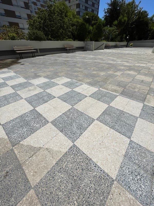 Pavimento decorativo em pedra natural com pátina de sujidade