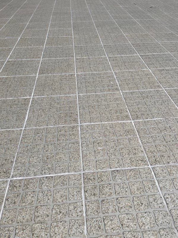 Azulejos de exterior com sujidade incrustada nas juntas