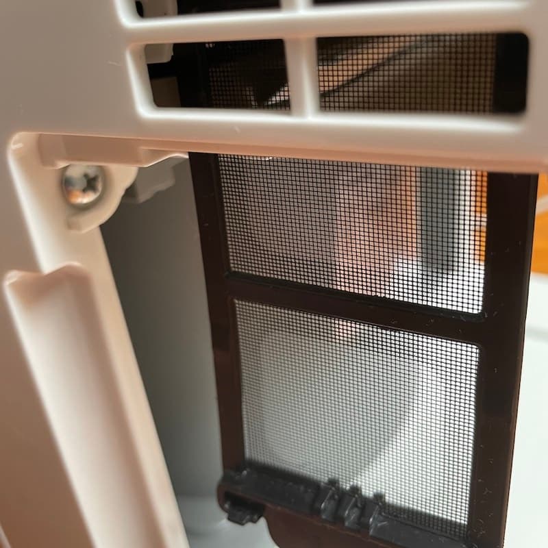 Filtro de desumidificador sujo removido para limpeza