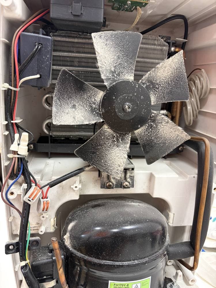 Ventoinha e compressor de desumidificador cobertos de pó, antes da limpeza
