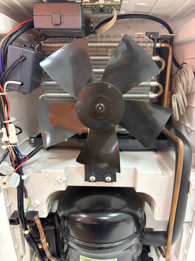 O mesmo desumidificador depois da limpeza, com a ventoinha e o compressor limpos