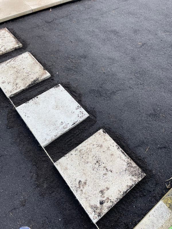 Jardim com relvado e piscina