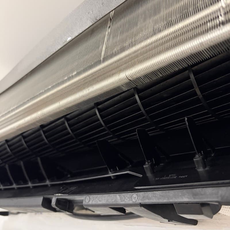 Interior de ar condicionado com acumulação de pó e bolor