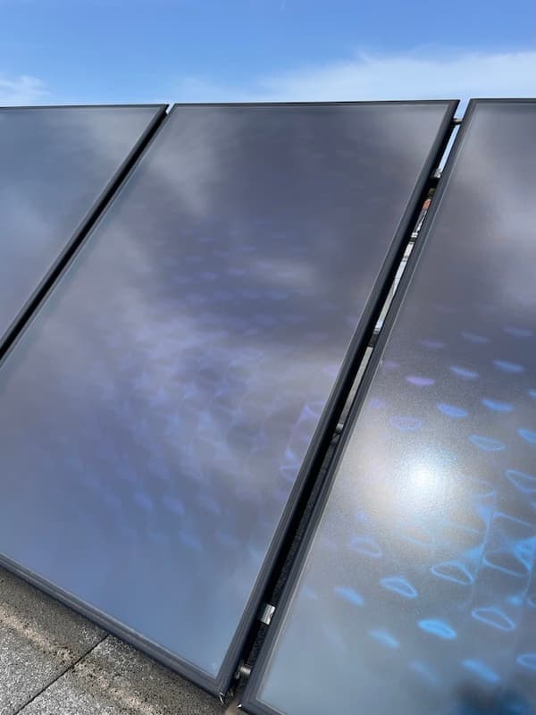 Painéis solares sujos com pó e resíduos em Lisboa