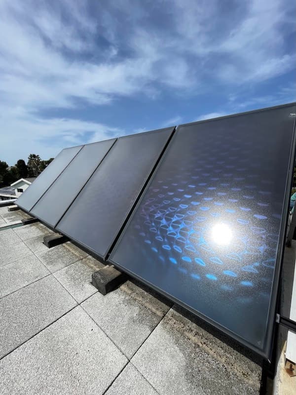 Painel solar residencial com sujidade acumulada antes da limpeza