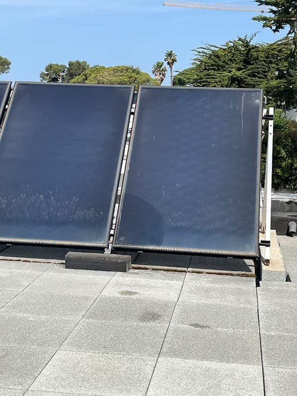 Painéis solares com manchas e resíduos em telhado de moradia