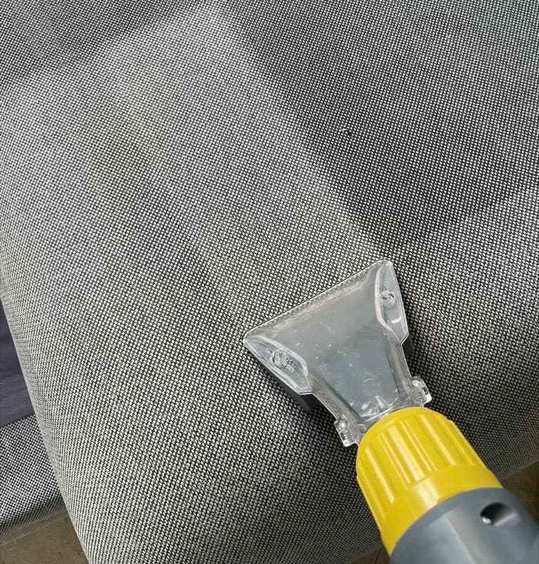 Máquina de limpeza de sofás por extração